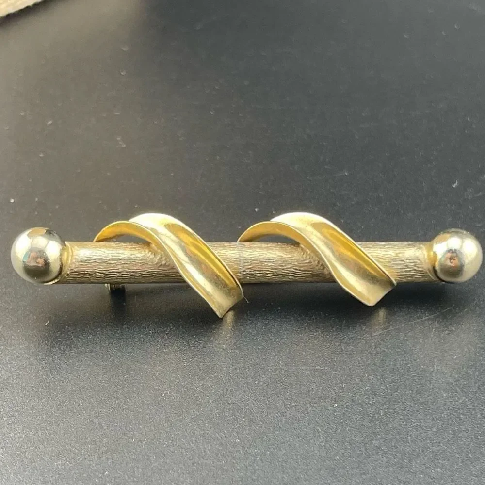 Vintage gold tone Bar Swirl Pin Brooch